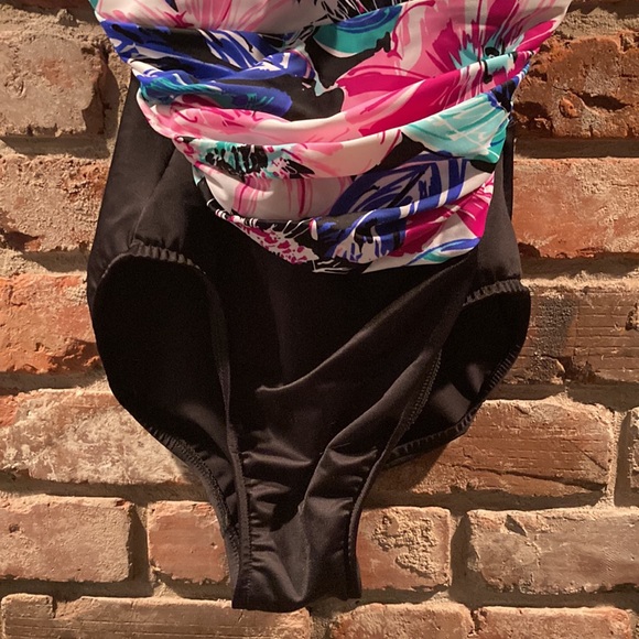 Magicsuit by Miraclesuit Bathing suit. 10 - Picture 3 of 8